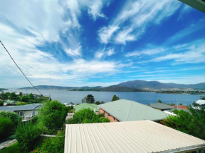 Spectacular Hobart River View Home, Lindisfarne